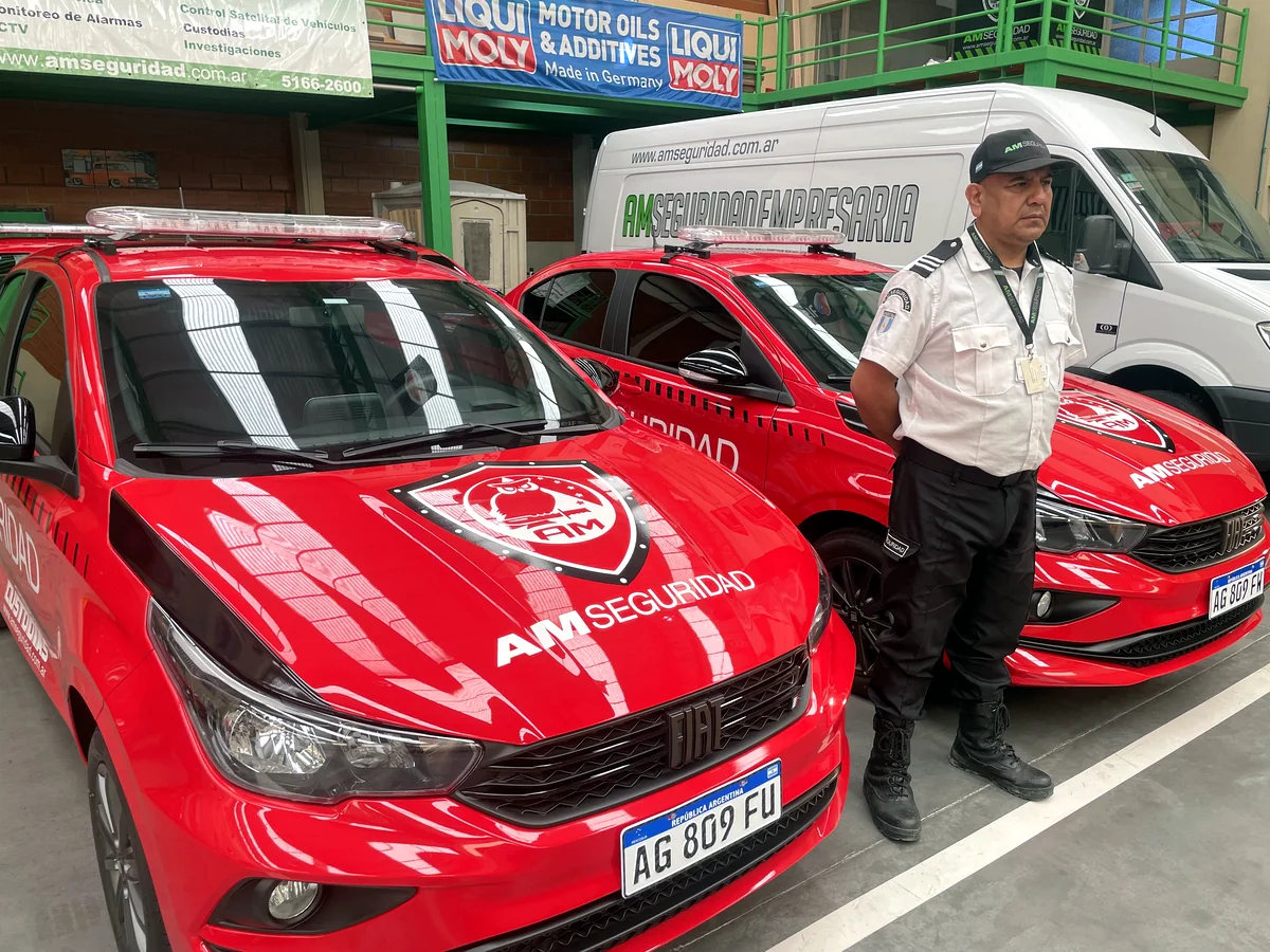 Vigilador de AM Seguridad junto a la flota